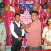 Chief guest felicitating CEO during anniversary event